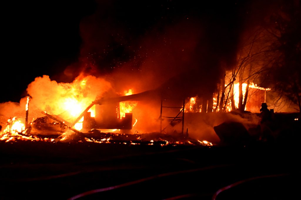 Deux bâtiments détruits dans un incendie majeur à Wickham @ Crédit photo Eric Beaupré Vingt55 Tous droits réservés (4)