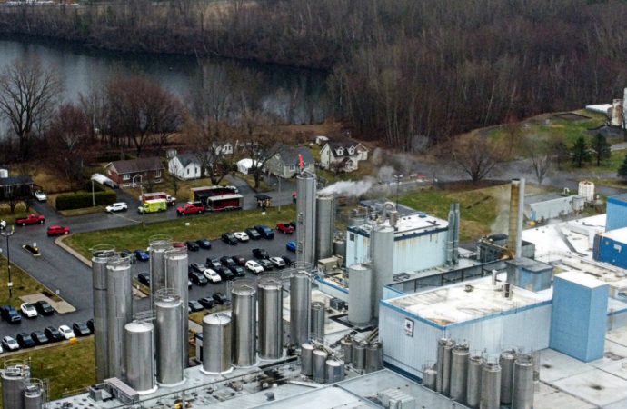 Intervention HAZMAT chez Agropur : pompiers et Environnement Québec mobilisés après des émanations de gaz dans un bassin