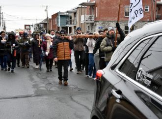 La marche du pardon et de la réconciliation : plus d’une centaine de marcheurs portent leur croix et leurs messages à Drummondville,