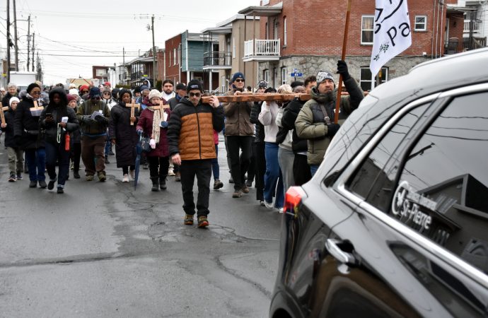 La marche du pardon et de la réconciliation : plus d’une centaine de marcheurs portent leur croix et leurs messages à Drummondville,