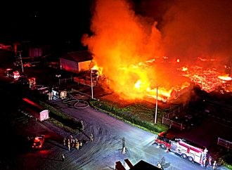 Incendie majeur : quatre services incendie combattent un important brasier à Wickham