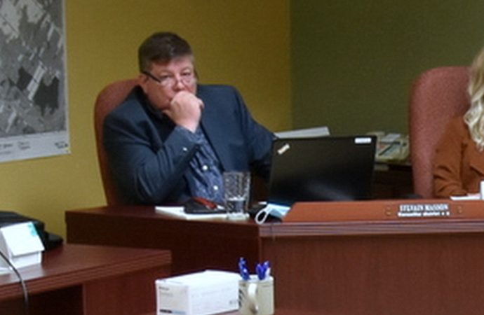 Climat toxique au conseil municipal : « M’a la tuer » des paroles qui coûtent 1 000 $ à l’ex-conseiller de Saint-Cyrille-de-Wendover Sylvain Masson