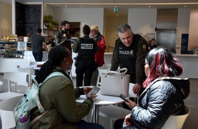Un café avec un policier : une rencontre positive et une initiative de proximité de la Sûreté du Québec à Drummondville