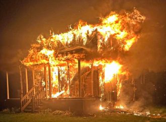 Incendie majeur : un couple voit sa maison détruite par un violent incendie