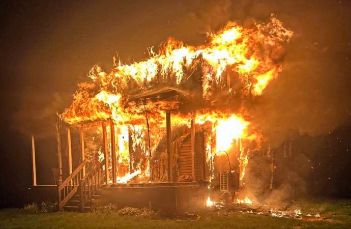 Incendie majeur : un couple voit sa maison détruite par un violent incendie