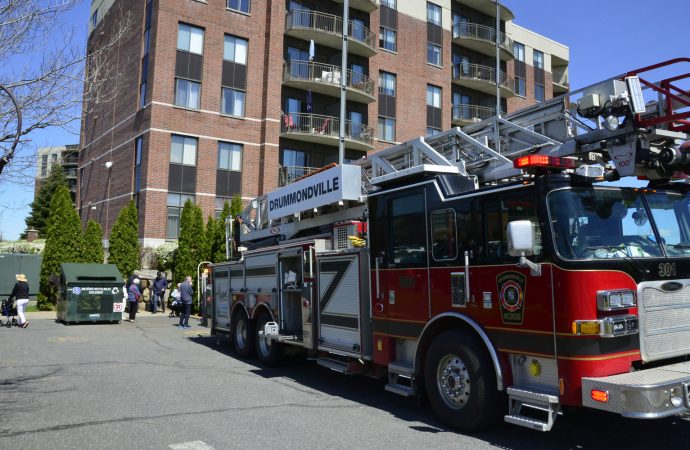 La surchauffe d’une pile au lithium dans un garage force l’évacuation d’une résidence pour personnes âgées à Drummondville.