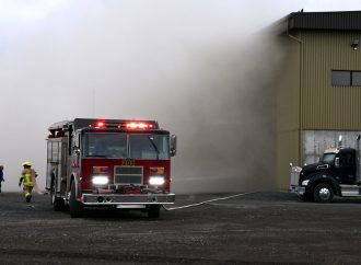 Début d’incendie dans un hangar industriel : les pompiers interviennent efficacement afin de maîtriser l’incendie.