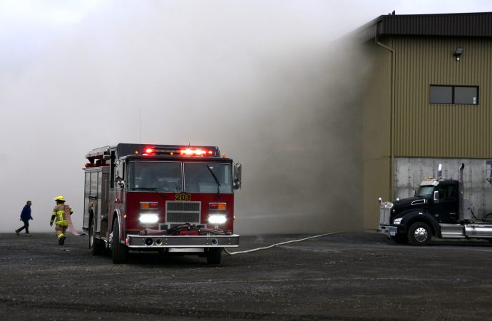 Début d’incendie dans un hangar industriel : les pompiers interviennent efficacement afin de maîtriser l’incendie.
