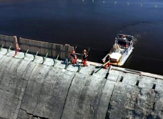 Les travaux reprennent au barrage Hemmings : d’Hydro-Québec procèdent à l’installation des haussoirs