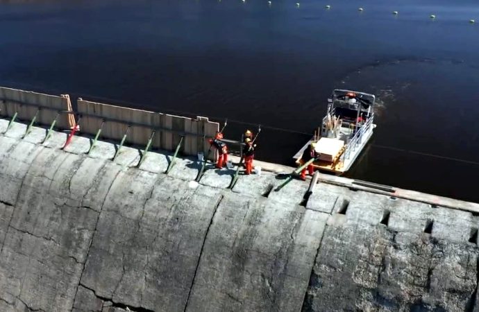 Les travaux reprennent au barrage Hemmings : les employés d&rsquo;Hydro-Québec procèdent à l&rsquo;installation des haussoirs
