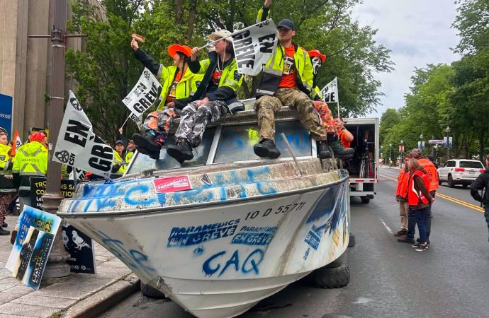 Plus de 300 paramédics dénoncent l&rsquo;impasse dans les négociations avec Québec