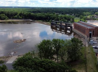 Travaux retardés au barrage Hemmings : les riverains et plaisanciers naviguent toujours dans l&rsquo;incertitude quant à la reprise des activités nautiques