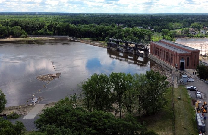 Travaux retardés au barrage Hemmings : les riverains et plaisanciers naviguent toujours dans l&rsquo;incertitude quant à la reprise des activités nautiques