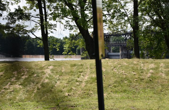 Travaux retardés au barrage Hemmings : les riverains et plaisanciers naviguent toujours dans l’incertitude quant à la reprise des activités nautiques