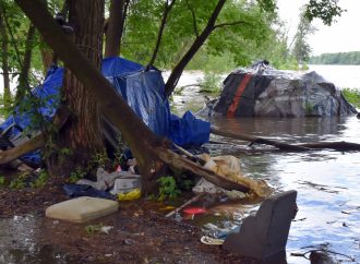 Campement autorisé par la Ville inondé : une dizaine de personnes en situation d’itinérance voient leur campement emporté par la rivière à Drummondville