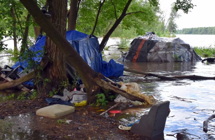 Campement autorisé par la Ville inondé : une dizaine de personnes en situation d’itinérance voient leur campement emporté par la rivière à Drummondville