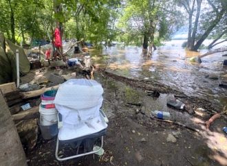 Campement d’itinérance inondé à Drummondville : 24 heures plus tard, une zone sinistrée toujours accessible malgré les risques