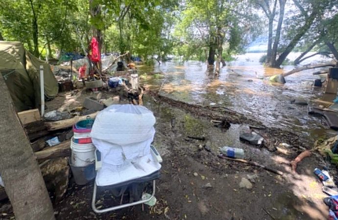 Campement d’itinérance inondé à Drummondville : 24 heures plus tard, une zone sinistrée toujours accessible malgré les risques