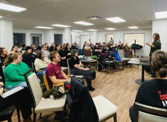 Le milieu communautaire hausse le ton : une motion de blâme déposée contre le gouvernement par le mouvement ‘Le communautaire à boutte’