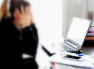 Pornographie générée par IA : vrai visage, faux corps, une accessibilité déconcertante et des conséquences bien réelles