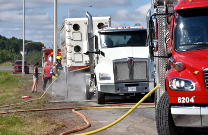 Début d’incendie sur un camion : une conductrice efficace a eu chaud sur l’autoroute 20
