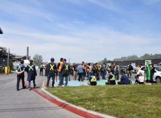 Début d’incendie chez Soprema : un feu dans la cour arrière entraîne l’évacuation des employés et l’intervention des pompiers