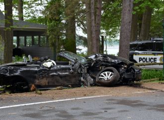 Violente sortie de route : circulant à tombeau ouvert sur le chemin Hemming, un conducteur perd la maîtrise de sa décapotable