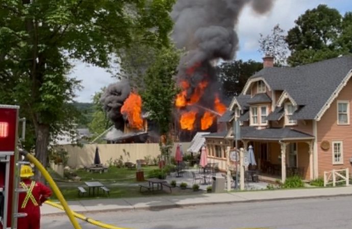 Incendie majeur : un incendie suspect force une importante intervention des pompiers à Richmond
