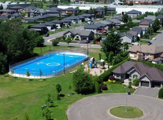 Patinoire des Jardins-des-Galeries : un conseil et des citoyens divisés, la surface de dek hockey demeurera en place