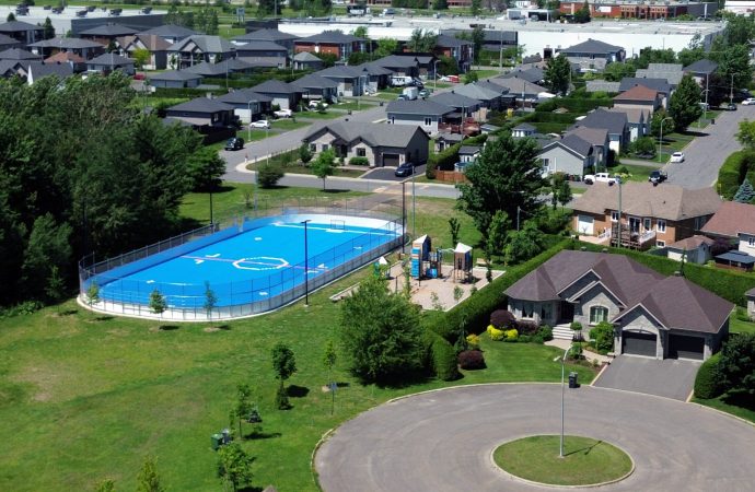 Patinoire des Jardins-des-Galeries : un conseil et des citoyens divisés, la surface de dek hockey demeurera en place