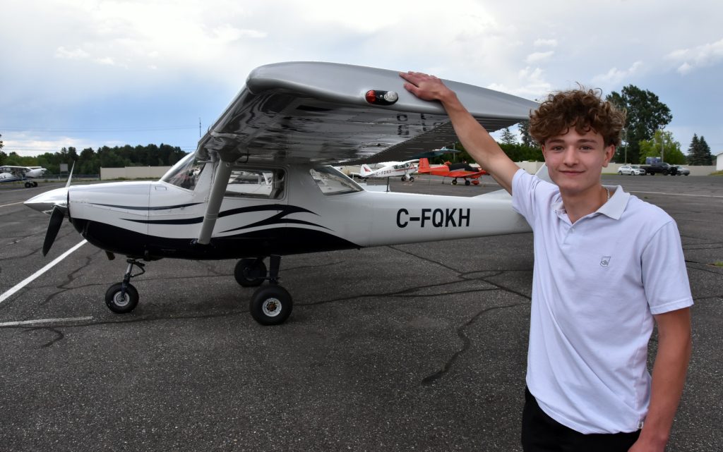 Un exploit peu commun Joey Carrier, 16 ans, devient pilote solo @ Crédit photo Éric Beaupré Vingt55. Tous droits réservés (1)