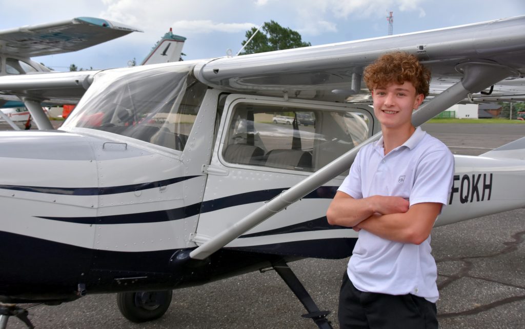 Un exploit peu commun Joey Carrier, 16 ans, devient pilote solo @ Crédit photo Éric Beaupré Vingt55. Tous droits réservés (2)