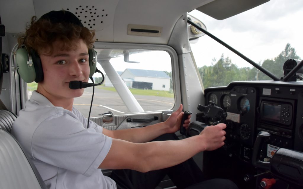 Un exploit peu commun Joey Carrier, 16 ans, devient pilote solo @ Crédit photo Éric Beaupré Vingt55. Tous droits réservés (4)