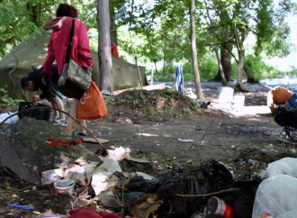 Campement inondé &lsquo;toléré&rsquo; mais &lsquo;non autorisé&rsquo; assure le maire : les enjeux de santé, de sécurité et d&rsquo;insalubrité demeurent