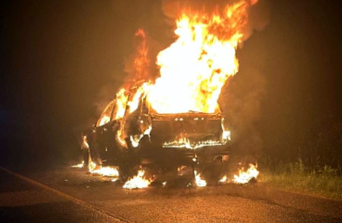 Deux véhicules détruits par les flammes en quelques minutes à L’Avenir et à Saint-Léonard-d’Aston