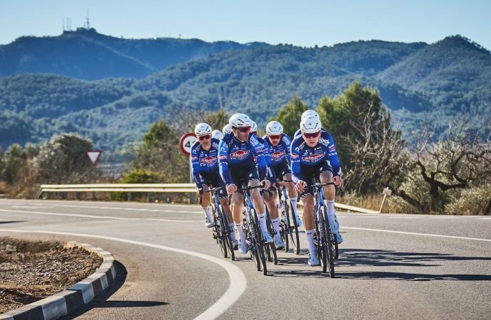 Cyclisme : Le coureur de Sainte-Perpétue Hugo Houle de retour dans le peloton du World Tour après deux mois d’absence