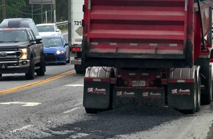 Un déversement d’asphalte ralentit la circulation sur le boulevard Lemire