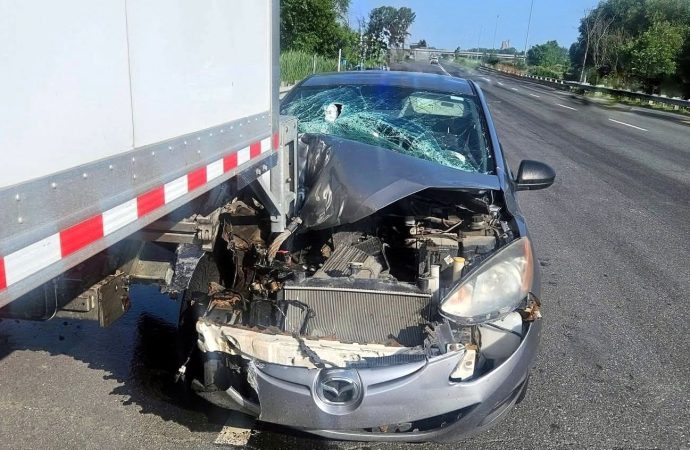 Fatigue au volant : une conductrice percute violemment l’arrière d’un camion sur l’autoroute