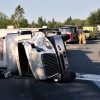 Un poids lourd s’étend de tout son long dans une bretelle de l’autoroute 55