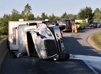 Un poids lourd s’étend de tout son long dans une bretelle de l’autoroute 55