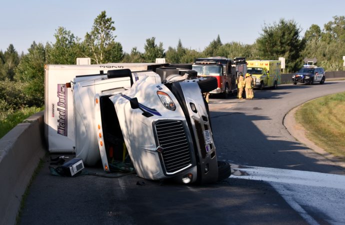 Un poids lourd s’étend de tout son long dans une bretelle de l’autoroute 55