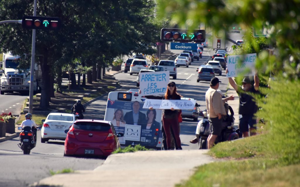 Condamnation de Mylène Hébert pour outrage au tribunal quelques manifestants se sont rassemblés devant le poste de la SQ à Drummondville @ Crédit photo Eric Beaupré Vingt55 Tous droits réservés (1)