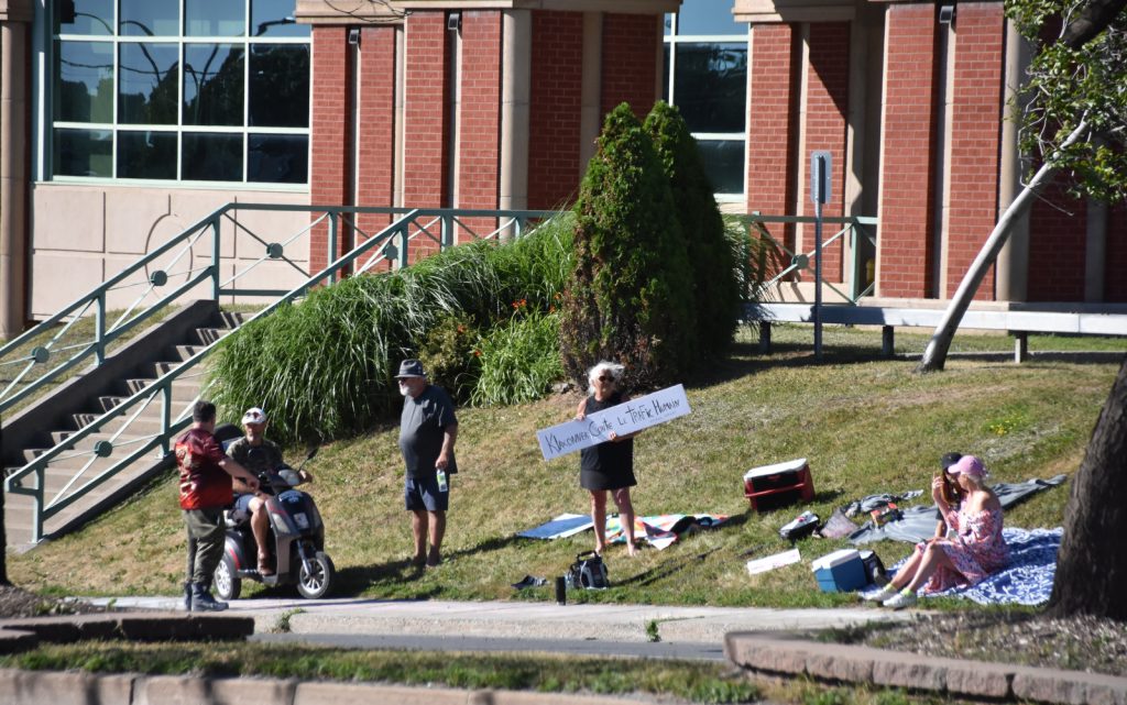 Condamnation de Mylène Hébert pour outrage au tribunal quelques manifestants se sont rassemblés devant le poste de la SQ à Drummondville @ Crédit photo Eric Beaupré Vingt55 Tous droits réservés (10)