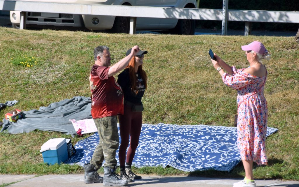 Condamnation de Mylène Hébert pour outrage au tribunal quelques manifestants se sont rassemblés devant le poste de la SQ à Drummondville @ Crédit photo Eric Beaupré Vingt55 Tous droits réservés (11)
