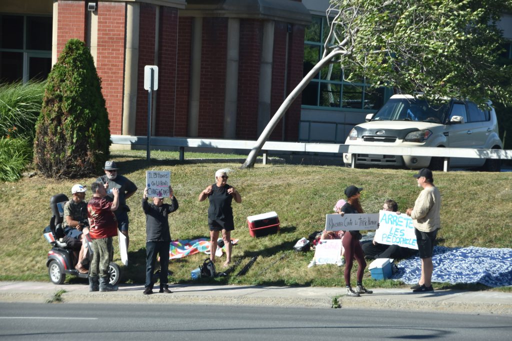 Condamnation de Mylène Hébert pour outrage au tribunal quelques manifestants se sont rassemblés devant le poste de la SQ à Drummondville @ Crédit photo Eric Beaupré Vingt55 Tous droits réservés (13)