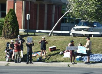 Condamnation de Mylène Hébert pour outrage au tribunal : une vingtaine de personnes manifestent devant le poste de la SQ à Drummondville