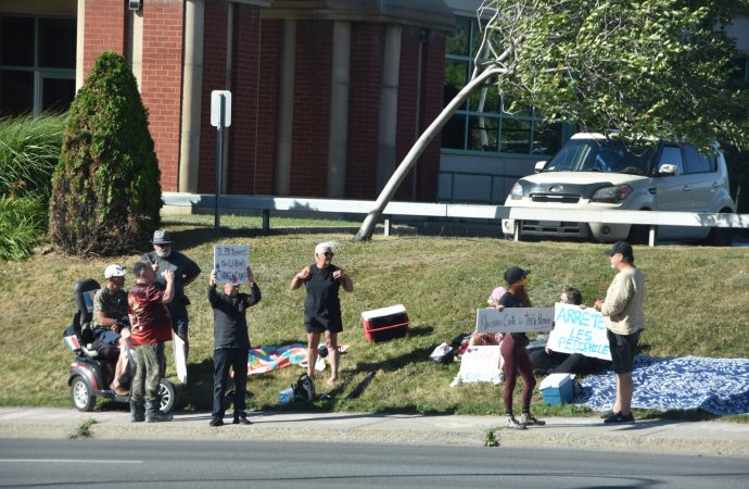 Condamnation de Mylène Hébert pour outrage au tribunal : une vingtaine de personnes manifestent devant le poste de la SQ à Drummondville
