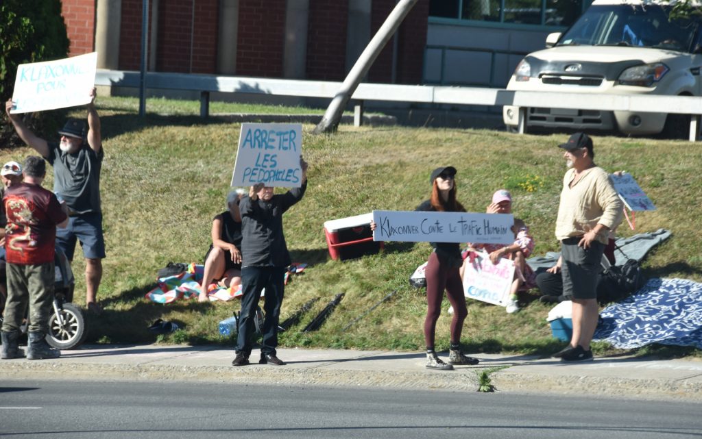 Condamnation de Mylène Hébert pour outrage au tribunal quelques manifestants se sont rassemblés devant le poste de la SQ à Drummondville @ Crédit photo Eric Beaupré Vingt55 Tous droits réservés (14)