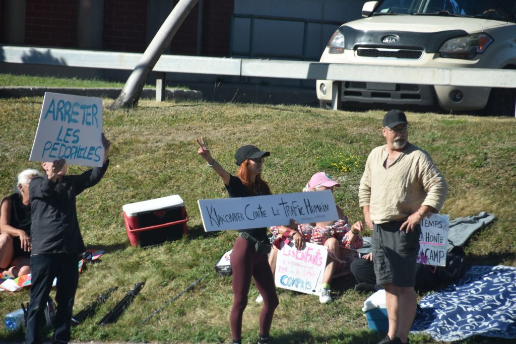 Condamnation de Mylène Hébert pour outrage au tribunal quelques manifestants se sont rassemblés devant le poste de la SQ à Drummondville @ Crédit photo Eric Beaupré Vingt55 Tous droits réservés (15)