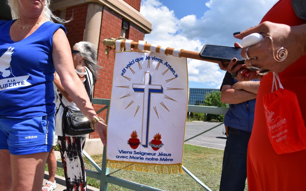 Condamnation de Mylène Hébert pour outrage au tribunal quelques manifestants se sont rassemblés devant le poste de la SQ à Drummondville @ Crédit photo Eric Beaupré Vingt55 Tous droits réservés (2)